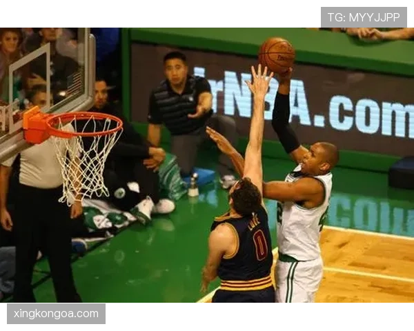 拉里·伯德连续季后赛关键投篮命中率显著高于队友彰显领袖气质