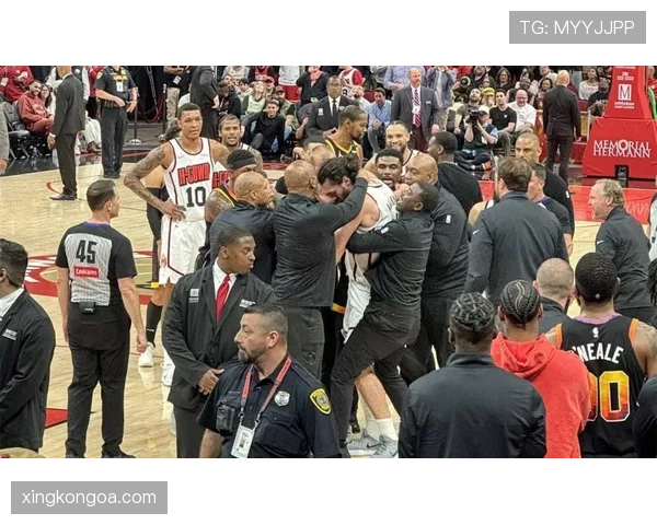 布里奇斯无球跑动拉开空间 比杜兰特更擅长牵制防守